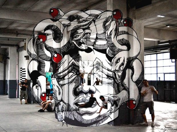 Medusa-Anamorphic-Street-Art-Design-5