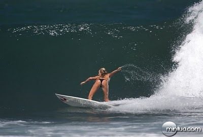 surfing-girls-01