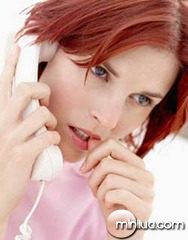 saude-emergencia-mulher-preocupada-telefone