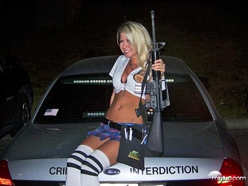 Policias-sao-suspensos-apos-foto-de-mulher-armada-em-viatura