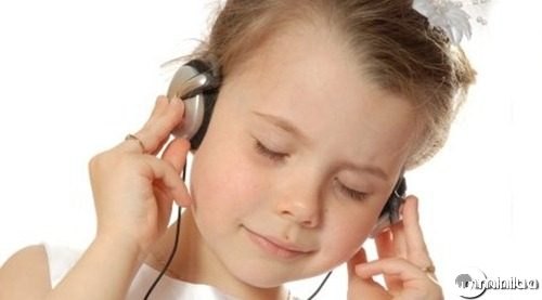crianca-ouvindo-musica