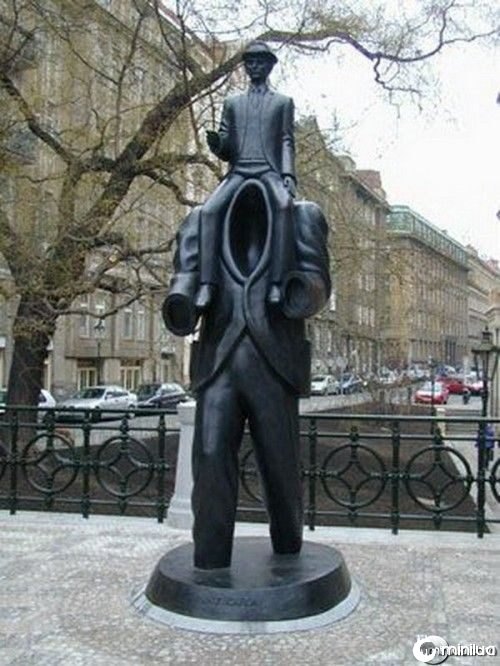 funny-Unexplainable-Statues-4