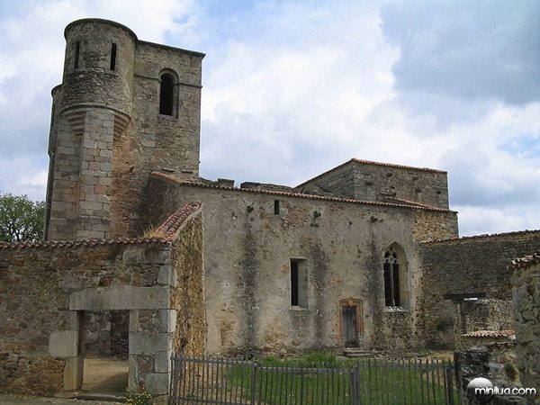 800px-Oradour-sur-Glane-Church-1275