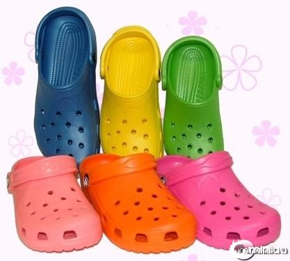 sandalia-crocs-coloridas