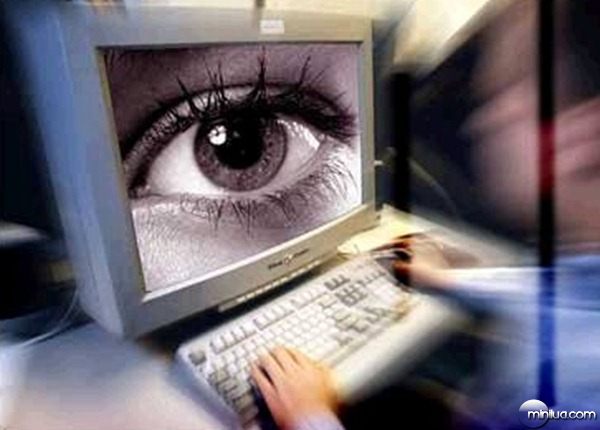 aa-Internet-Big-Brother-watching-thru-computer-screen