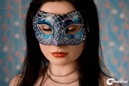 Mulher-com-máscara-de-carnaval