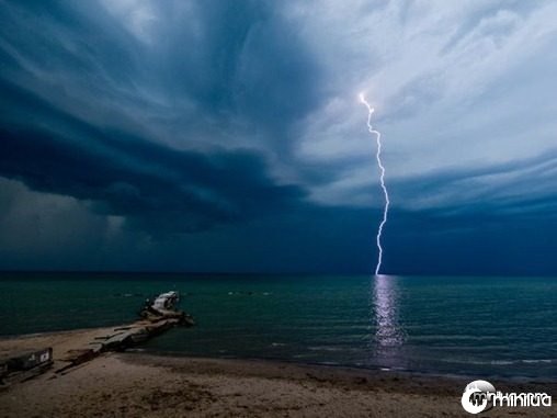 lightning-beach-larkin