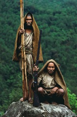 Unable to sustain a livelihood with the little land they own, Mani Lal and his brother Sri Lal, make a living as honey hunters. Central Nepal.<br /><br /><br /><br /> N ayant pas suffisamment de terres pour survivre, Mani Lal Gurung et son frere Sri Lal, sont chasseurs de miel. Centre du Nepal.<br /><br /><br /><br /> 