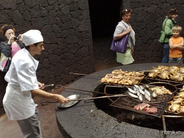 El-Diablo-volcano-restaurant2-550x412