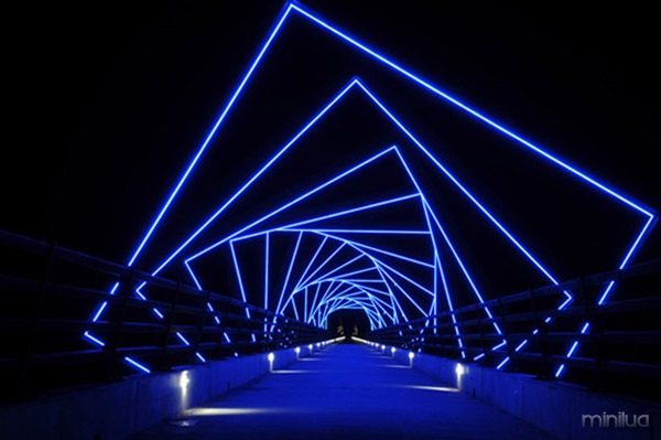 The-Swirling-Op-Art-Pedestrian-Bridge-1