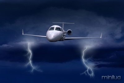 LightningAirplane_041113-617x416