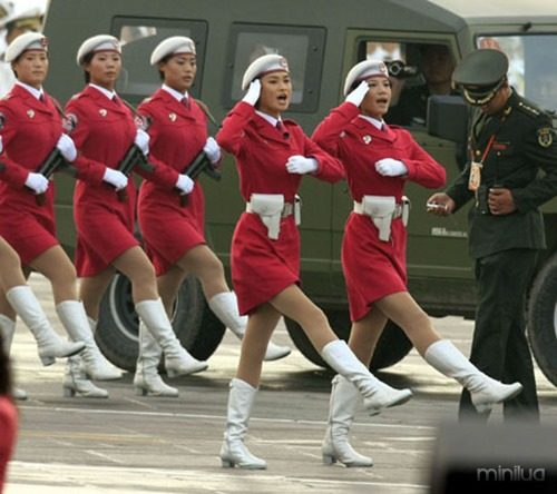 (091001) -- BEIJING, Oct. 1, 2009 (Xinhua) -- Militiawomen attending the celebrations for the 60th anniversary of the founding of the People's Republic of China, rehearse on the Tian'anmen Square in central Beijing, capital of China, Oct. 1, 2009. (Xinhua/Zhang Yanhui) (lyi)